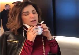  صور وفيديو| بسبب كورونا.. ماجي بو غضن "تعقم" كرسي الطائرة 