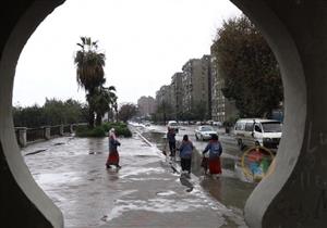 "أبطال الأزمة".. عمال النظافة في شوارع القاهرة لمواجهة الأمطار (صور)