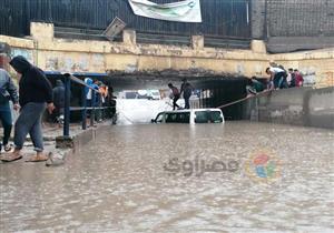 شهامة أهالي طره.. شاهد كيف أنقذوا "ميكروباص" حاصرته مياه الأمطار؟