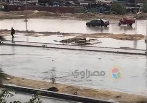 بالفيديو.. الأمطار تتحول لسيول بشارع التسعين  بالتجمع الخامس