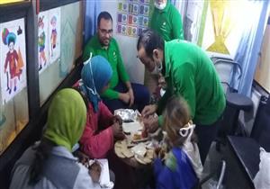 بالصور.. فريق "أطفال بلا ماؤى" ينقذ كبار السن والمشردين بشوارع أسيوط