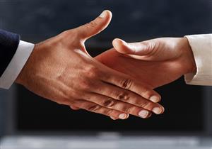 الصحة العالمية تحذر من السلام بالأيدي.. وتنصح بطريقة بديلة