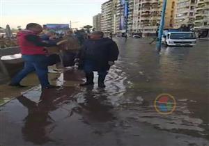 بالصور - 8 ساعات دون توقف.. الأمطار الرعدية تغرق شوارع الإسكندرية