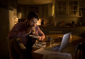 طبيبة تحذر: تناول الطعام ليلًا يهدد بارتفاع ضغط الدم 