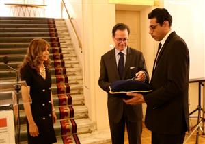 بالصور- السفيرة ندى دراز تتقلد وسام الاستحقاق الوطني الفرنسي "بدرجة فارس"