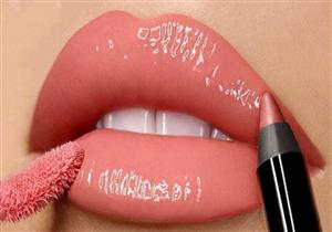 أحمر الشفاه.. هل يغني عن الترطيب؟