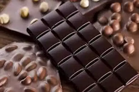دراسة تكشف تأثيرا مفاجئا لرائحة الشوكولاتة الداكنة على الأداء الرياضي