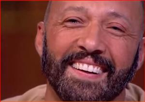  بدأ في فرقة عمرو دياب وسبب بكائه وزوجته ونجله على الهواء.. حكايات أحمد فهمي