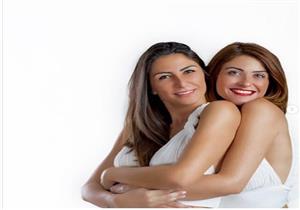 بالصور.. هيدي كرم تحتفل بعيد ميلاد شقيقتها