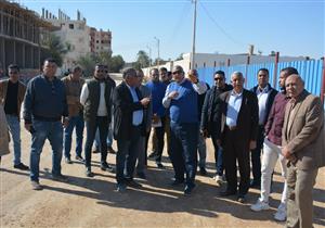 بالصور- محافظ الوادي الجديد يتفقد المعرض الدائم بالخارجة