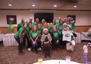 رغم "كورونا".. كيف احتفل أحفاد الجدة "كاثلين" بعيد ميلادها الـ95؟