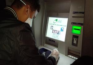 نشر معقم الأيدي بجوار ماكينات الصرف الآلي في الوادي الجديد