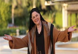 علا رامي تصل انتخابات التجديد النصفي لنقابة المهن التمثيلية للإدلاء بصوتها