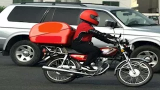 أغرب طلب توصيل.. سيدة تطلب من عامل دليفري دخول المقابر ورد فعله يثير الجدل