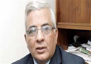 ما حكم من يسحب طفلًا من الصفوف الأولى للجماعة ليقف مكانه؟.. أستاذ شريعة يجيب