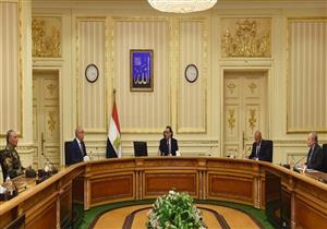 رئيس الوزراء يتابع إجراءات الحفاظ على سلامة وصحة العاملين في قطاع الإنشاءات