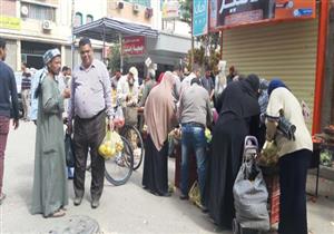 قبل حظر التجوال.. زحام في أسواق أسيوط