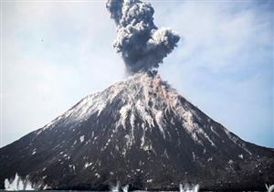 بركان ميرابي الإندونيسي يثور ويطلق سحابة كثيفة من الرماد