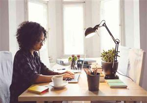 منها ملابس النوم.. تجنب هذه الأخطاء خلال العمل من المنزل