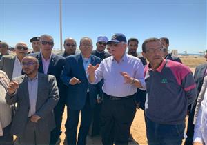 محافظ جنوب سيناء ينتقد حجم الشاليهات بشاطئ الطور