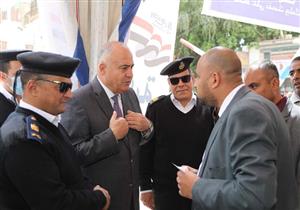 بالصور- محافظ قنا يتابع توعية المواطنين أمام مركز الخدمات البريدية