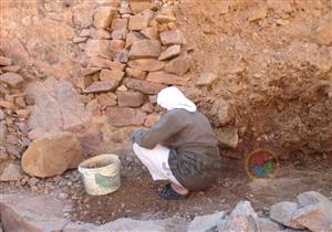 بالصور.. بدو سانت كاترين يمهدون الطرق الجبلية التي دمرتها السيول