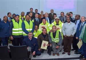 لجهودهم خلال النوة.. تكريم عمال الصرف الصحي والمياه بالإسكندرية- صور