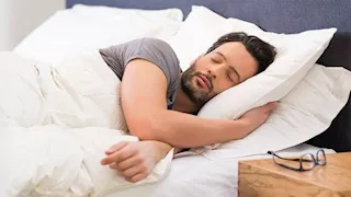 التحدث أثناء النوم.. متى يكون طبيعيا ومتى يستدعي زيارة الطبيب؟