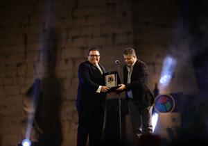 بالصور| خالد جلال يتسلم درع تكريم فرقة رضا من "الأقصر للسينما الأفريقية"