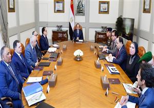 السيسي يجتمع بوزيري الدفاع والتعليم ومحافظ البنك المركزي​