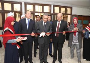 تشكيل مجلس وزراء من 5 فتيات.. محافظ سوهاج يشهد نموذج محاكاة للطالبات -صور