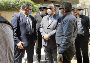 محافظ القاهرة يشهد إزالة 4 أدوار مخالفة بعقار بحدائق القبة