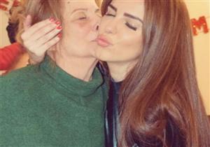 بكلمات مؤثرة.. دنيا عبدالعزيز تحيي الذكرى الثالثة لوالدتها