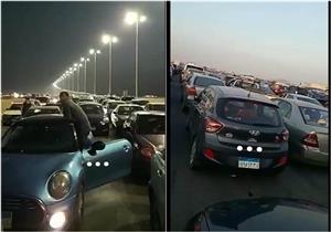 مدير "مرور السويس" يكشف حقيقة صور "الزحام على طريق السخنة" 