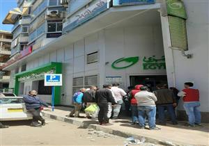 "رسالة وخط ساخن".. الحكومة تحدد طريقة الاستعلام عن "منحة الـ 500 جنيه"