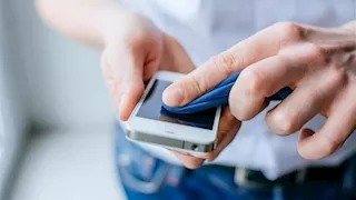 لخفض التعرض للبكتريا.. 12 طريقة لنظافة وتعقيم وما يجب فعله بعد تنظيف الهاتف