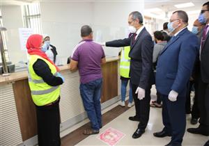 وزير الاتصالات يتابع انتظام صرف معاش "كرامة" من البريد "صور"