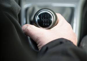 ما الأضرار التي تصيب السيارة عند نقل الحركة بشكل خاطئ؟