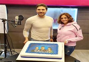 بشرى تسجل أغنية مسلسلها الإذاعي "بليز يا إنجليز".. يجمعها بأحمد عز