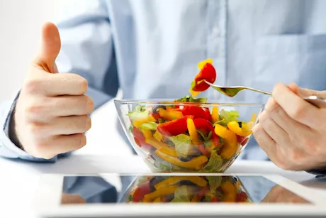 أطعمة ومشروبات ترفع درجة حرارة الجسم.. ابتعد عنها في الصيف