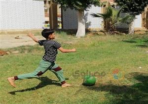 رغم أنف كورونا.. أطفال يستمتعون بلعب الكرة في شم النسيم