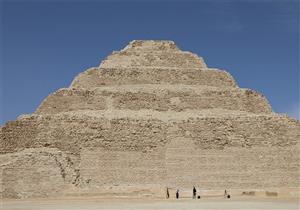 أول بناء حجري في التاريخ.. جولة سياحية بهرم زوسر