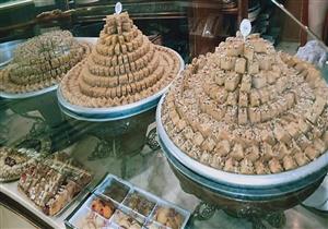 بالصور- أصناف جديدة على أسواق حلويات رمضان في دمياط.. واختفاء عربات الكنافة