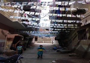 بـ"أكياس الشيبسي والورق".. شباب وأطفال في المنيا يصنعون زينة رمضان