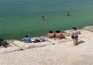 رغم التحذيرات من "كورونا".. أطفال يسبحون في مياه البحر بالإسكندرية- صور