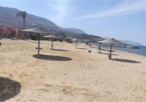 شواطئ القرى السياحية في "السخنة" خالية من المصطافين