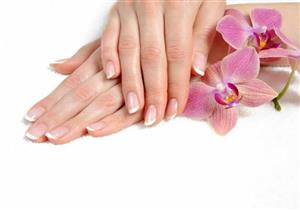 للتخلص من آثار الكحول والمواعين.. روتين لتنعيم اليدين