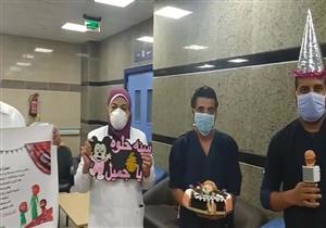 بالصور.. أطباء مستشفى العزل بأسيوط يحتفلون بعيد ميلاد الطفلة "حور" 