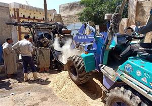 بالصور- قمامة وصرف صحي.. "مبادرة الخير" لحماية المقابر من الغرق بكفر الشيخ