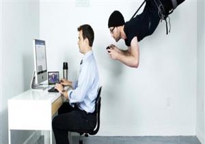 "شايفين كل حاجة".. هكذا يتجسسون عليك أثناء عملك من المنزل